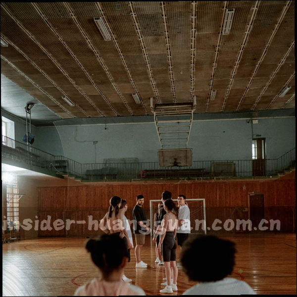 压暗的球鞋与草皮特写，金色细线框出状态标签位置，画面无人物正脸